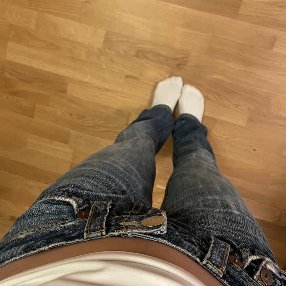 Skit fina bootcut true religon jeans som jag köpte här på Plick men var tyvärr lite stora för mig. Innebensmått: 78cm, midja rakt över 37cm. De är i bra skit och inga synliga defekter. Priset kan diskuteras!. Jeans & Byxor.