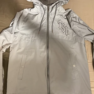 Trapstar windbreaker  - Säljer min helt oanvända winbreaker jag kan skicka fler bilder och kan visa kvitto
