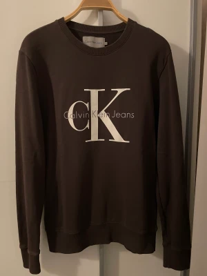 Calvin Klein sweatshirt  - Äkta Calvin Klein sweatshirt  Skick 8/10  Storlek: M  