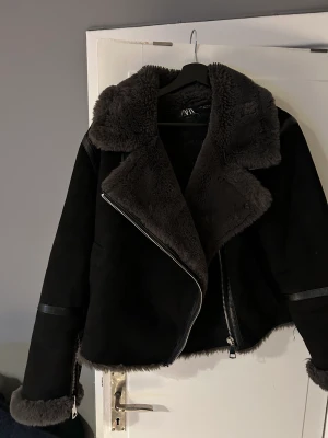 Varm jacka  - Fin varm jacka från Zara. Bra skick, använd några gånger. Få slitningar, det som finns och syns är vid dragkedjorna på ärmarna som syns på sista bilden. Vanlig storlek S. Nypris förra hösten 1200kr 