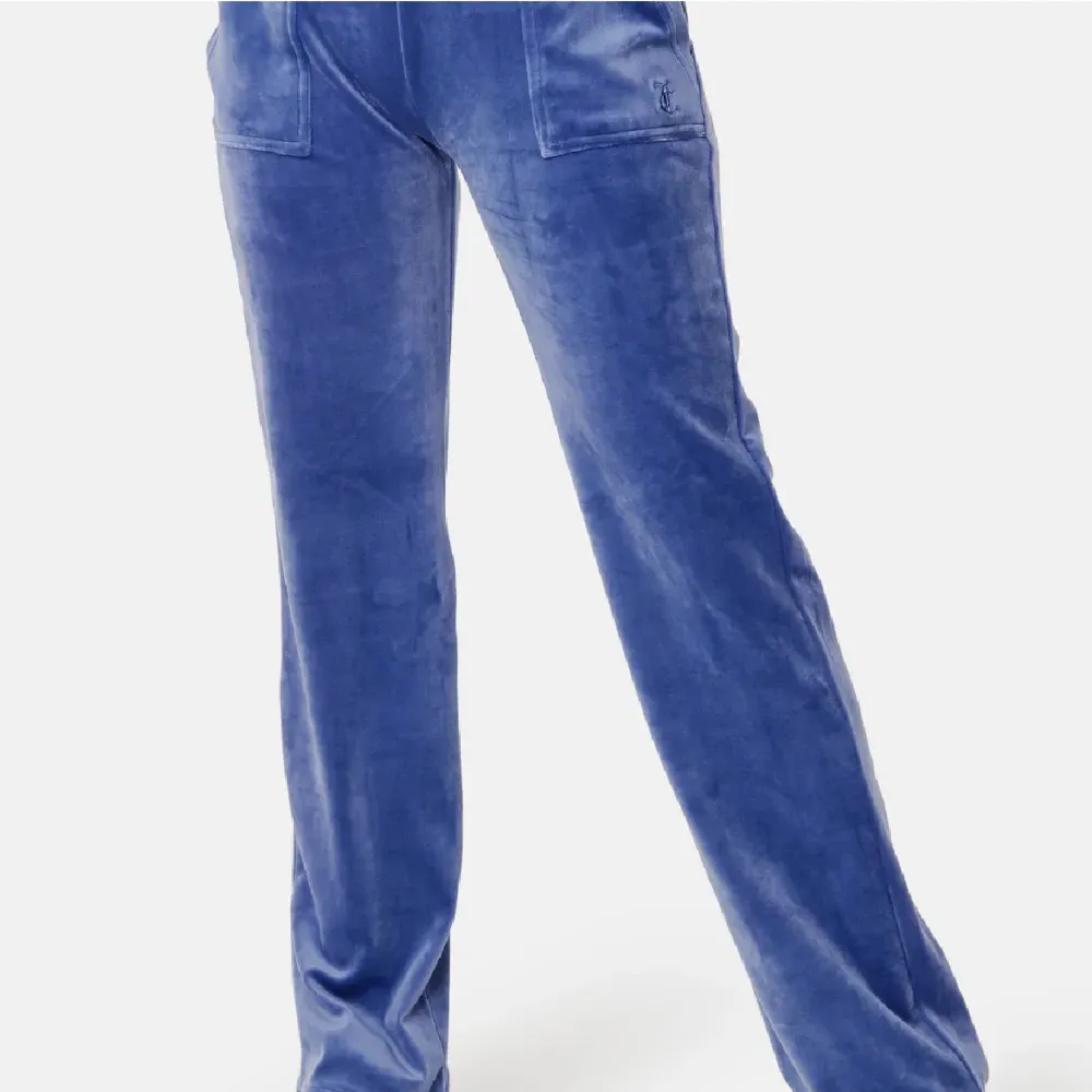 Säljer mina blåa Juicy Coutore. De är dock lite slitna nedtill då de är lite för långa till mig, är 157cm. Jeans & Byxor.