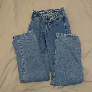 Blåa jeans från Bikbok använt 2 gånger max  St waist 25 längd 32