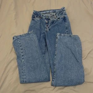 Regular wide waist Bikbok  - Blåa jeans från Bikbok använt 2 gånger max  St waist 25 längd 32
