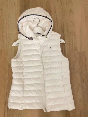 Tommy Hilfiger väst dam  - Strl S  Endast använd ett par gånger.  Så gott som ny.  Ordinarie pris 1600kr