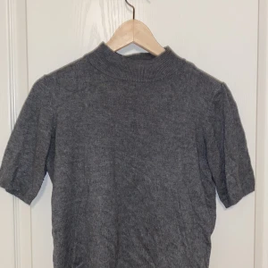 Stickad topp - Stickad topp från Stockh Lm 🤍 lite skrynklig på bilden men syns ej annars!