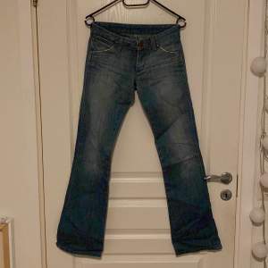 Low waist flare jeans ifrån wrangler🤍suuuuuperfina!
