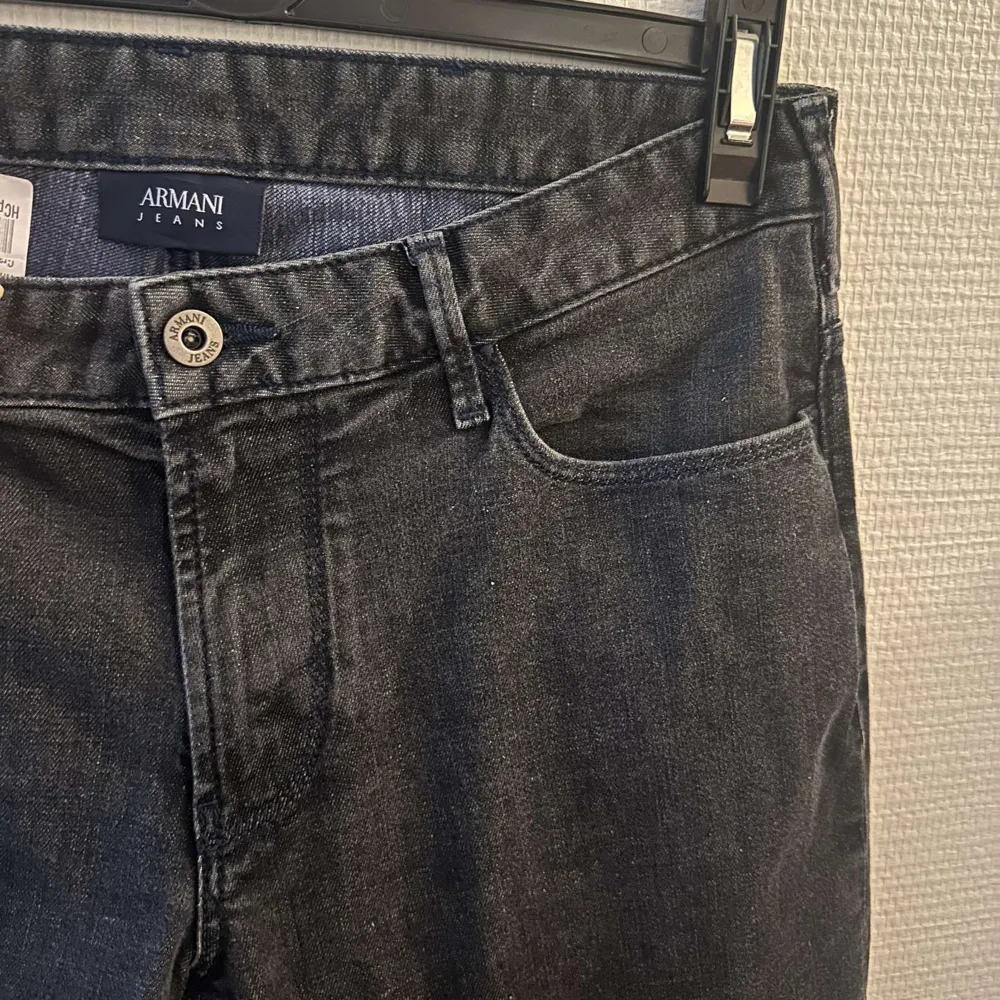 Riktigt snygga Armani jeans. Dom är i riktigt bra skick då dom inte har använts mer än 2-3 gånger!!. Jeans & Byxor.