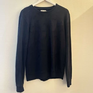 Emilio tröja - Riktigt snygg och stilren Emilio tröja, den har inte kommit till användning endast testad 2-3 gånger🙌🏻