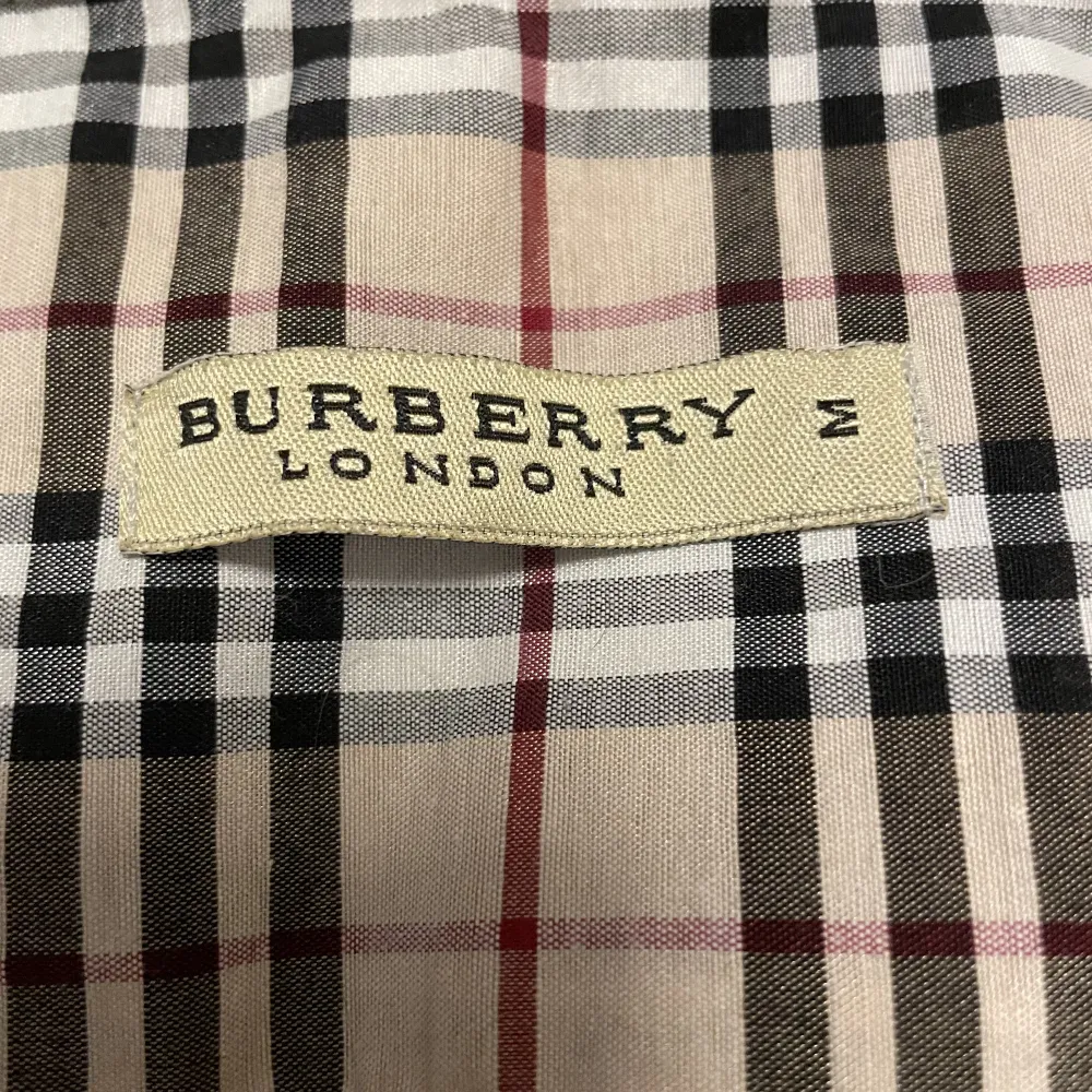 Säljer min sjukt snygga burberry skjorta cond 9/10 som ny, använd enstaka gånger. Skjortor.