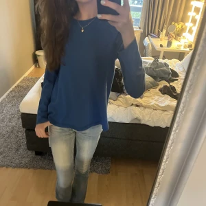 Tunn blå stickad - Säljer denna tunna blåa stickade från United Colors Of Benetton då jag inte tycks passa i färgen❤️❤️❤️ Färgen är väldigt fin bara inte på mig❤️ Den har haft ett hål i ena armhålan men är bra sydd och syns inte❤️❤️