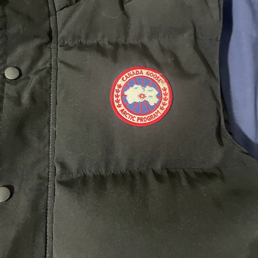 Hej! Köpte min canada goose väst för runt 8 månader sen för 1500. Västen är väldigt fint men jag är väldigt tröt på den och vill bli av med den. Den är 6/10 skick. . Neuleet.