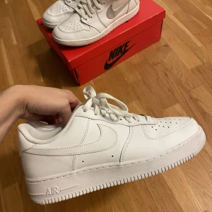 Nike air force 1 white - Cond 8/10. Bara smutsig sula Size 43/9.5 Ingen box 