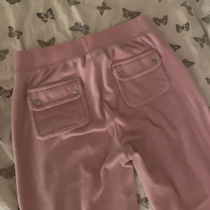Juicy couture byxor  - Säljer nu mina rosa juicy couture byxor, då jag inte använder dom längre.  Sista bilden är en liten stearine fläck som jag inte försökt att få bort.  Frakt går att diskuteras 