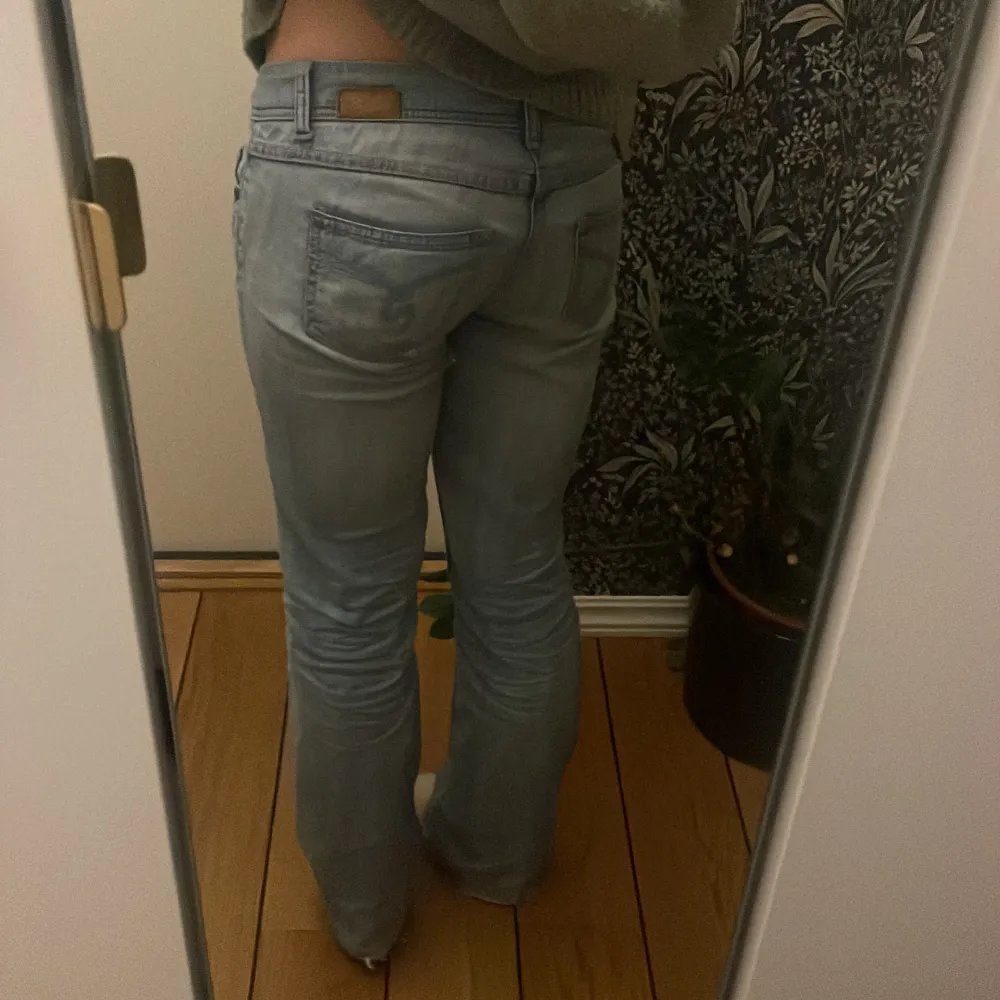 Snygga low waist jeans från esprit❣️De är i storlek ca 36 o i använt skick (hål som är sytt på insida lår). Jeans & Byxor.