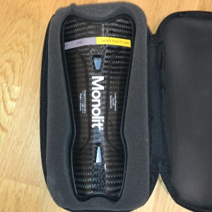 Monolit benskydd (lång) - Säljer mina Monolit benskydd som knappt är använda då jag slutade spela fotboll