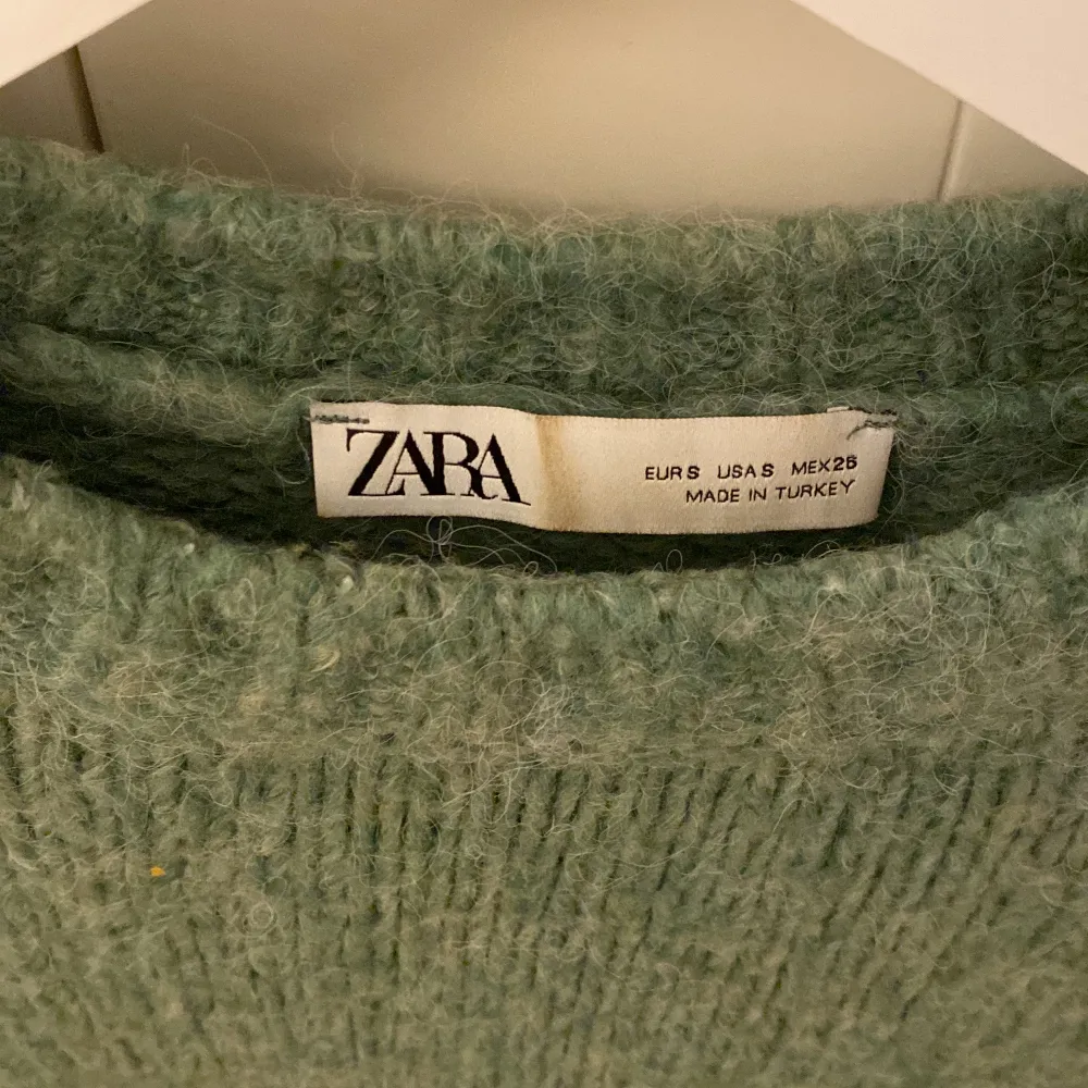 En grön stickad tröja från zara som är supermysig 🤍🤍 tyvärr används den inte längre. Tröjor & Koftor.