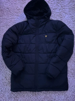 Lyle&scott jacka - Lyle&scott jacka. Svart. Storlek m. Nyskick, använd 3 gånger.