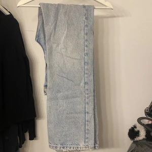Straight jeans - Säljer mina raka midwaist zara jeans, i bra skick💓 Skriv för bilder/mer information.