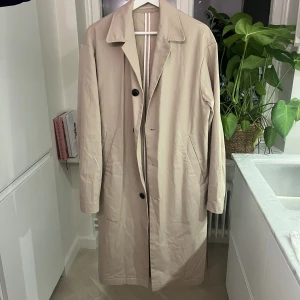 Filippa K kappa - Filippa K kappa. Har glömts bort då den legat nerpackad, så mycket sparsamt använd. Finns inget att anmärka på.💛