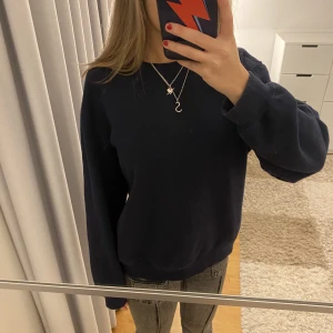 Tjocktröja - Mörkblå tjocktröja, mjuk innuti 