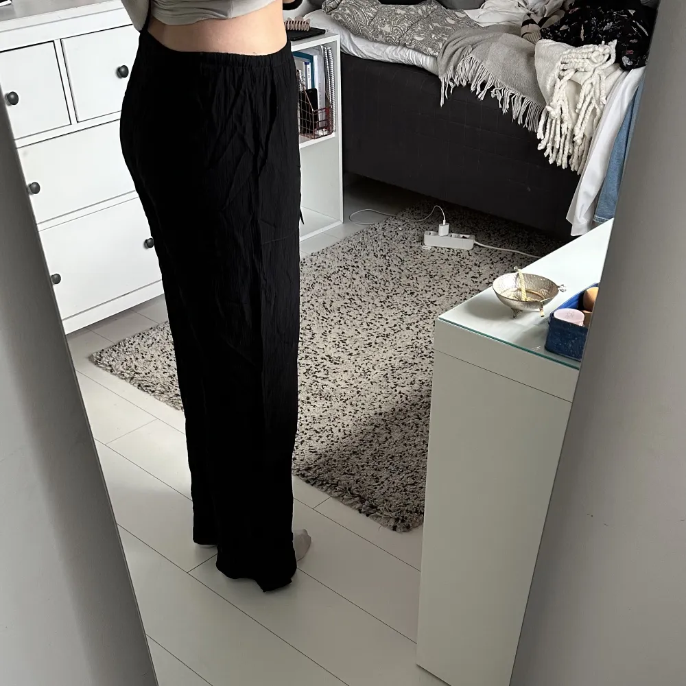 Svarta ”linnebyxor” från Sara. Tunt tyg väldigt långa. . Jeans & Byxor.