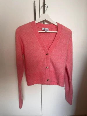 Rosa kofta & Other Stories - Rosa kofta från & Other Stories med delfiner till knappar  XS