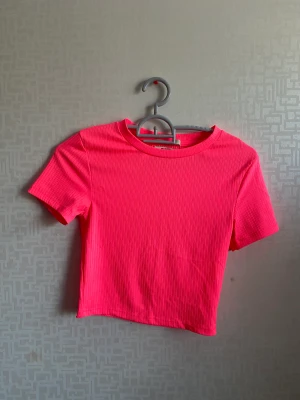 Neonrosa topp  - Neonrosa topp i croppad modell