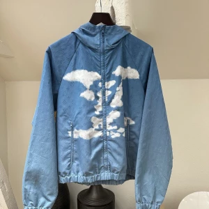 Louis Vuitton wind - Tja,  Dax för denna sjuka jacka hitta sin nya ägare!  Info: Size 48 Cond 9/10 Pris 15 000 Bud ifrån 13  000 Dustbag finns Kom Pm om du har frågor  Mvh Elias 