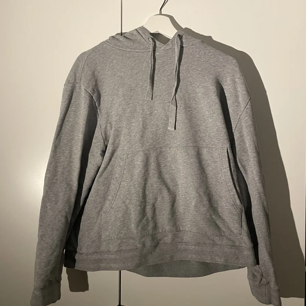 En hoodie från Filippa K som passar storlek S-M . Hoodies.