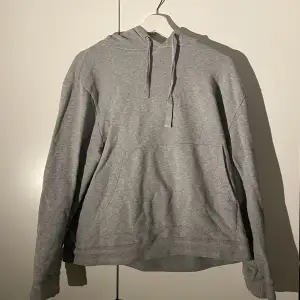 En hoodie från Filippa K som passar storlek S-M 