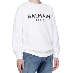 Vit sweatshirt från Balmain i simpelt tryck. Oanvänd med tagg kvar. Köpt för 4799kr på NK.