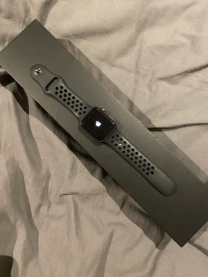 AppleWatch Nike+ - bra skick, fungerar som den ska och inga sprickor. Säljer då den inte kommer till användning 