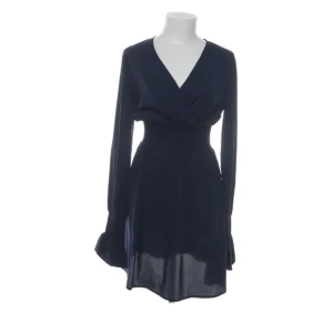 Marinblå klänning - Superfin marinblå klänning som tyvärr inte kommer till användning! Fint skick