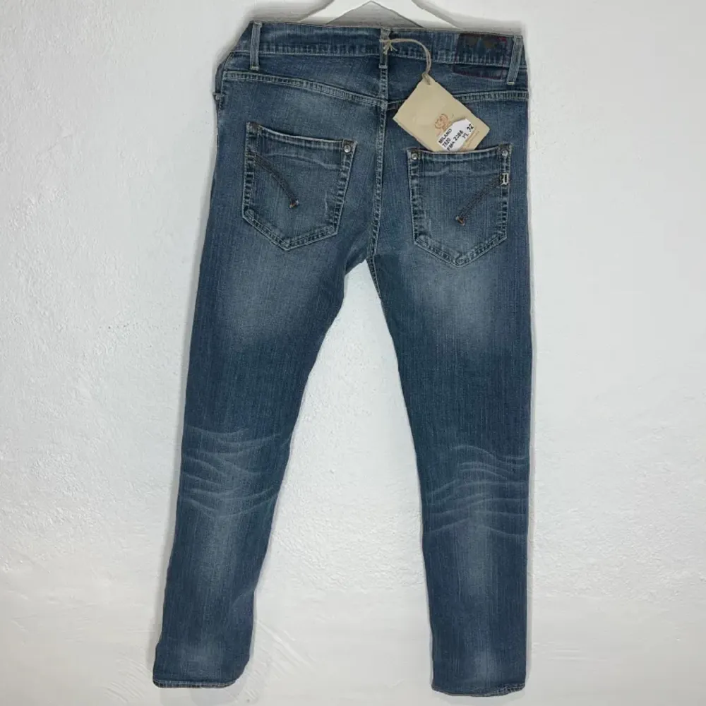 Tja säljer dessa dondup jeans då de inte kommer till användning. Bra skick. Passar dig runt 185-188 Sjukt snygg färg. Modellen är Sam. Slitaget är modellen förutom några små hål i höger ficka. Priser är prutbart! Hör av er med frågor och funderingar!. Jeans & Byxor.