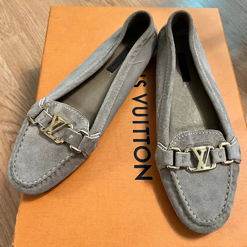 LOUIS VUITTON flat loafer beige storlek 36,5 passar även 37 o 38. Dustbag och kartong ingår. Nypris 11600kr. Skor.