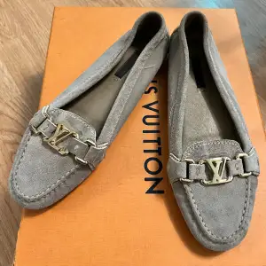 LOUIS VUITTON flat loafer beige storlek 36,5 passar även 37 o 38. Dustbag och kartong ingår. Nypris 11600kr