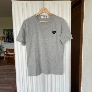 CDG PLAY T-SHIRT - Knappt använd i bra skick. 