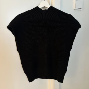 Stickad väst - Stickad väst med axelvaddar ONESIZE men typ som en small