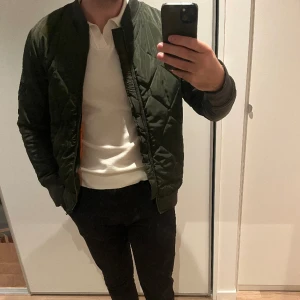 Bomberjacka  - Bomberjacka från Jack n Jones. Fint skick. 