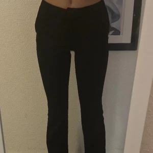 Kostymbyxor  - Säljer mina kostymbyxor från Only då de är för korta för mig. Det är i storlek xs/32, och har bara använt ett fåtal gånger