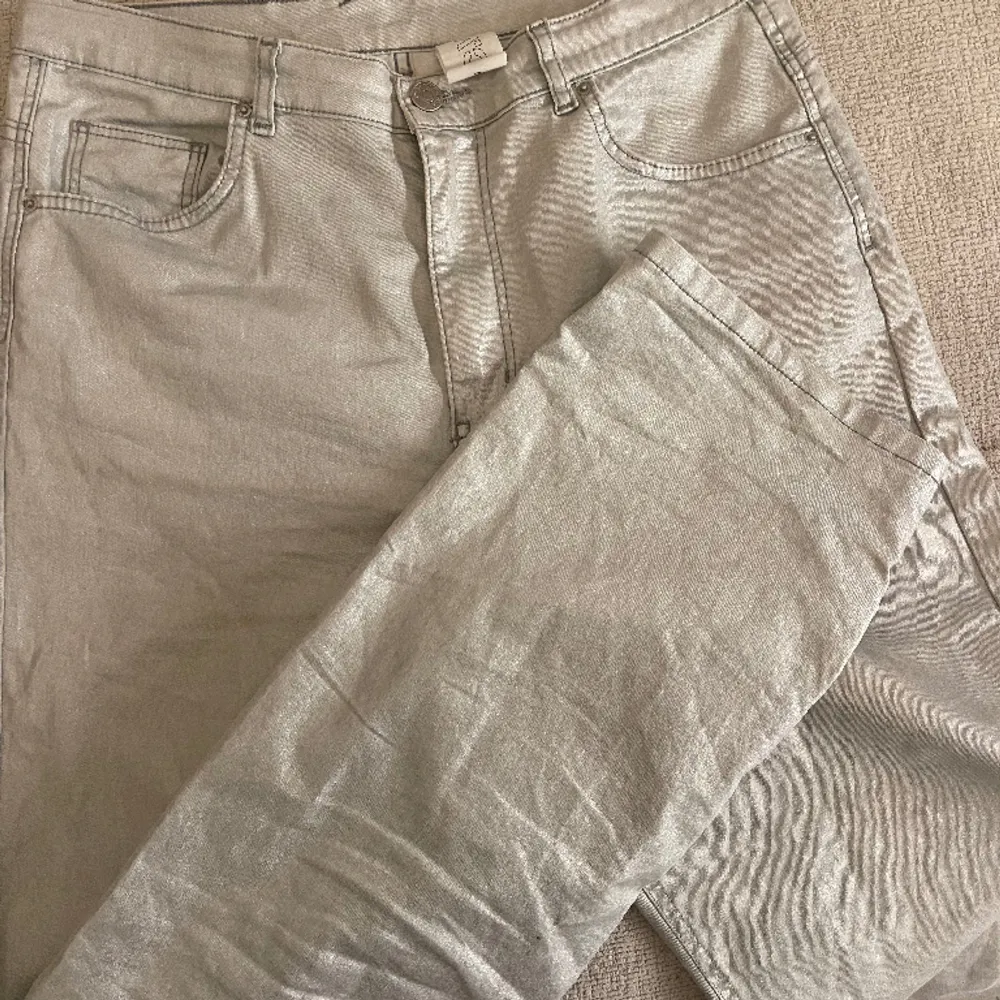 Silverglittriga jeans från Carin Wester. Storlek 38. Lose straight fit. Som nya!. Jeans & Byxor.