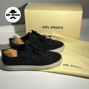 Axel Arigato Clean 90 Black Suede Laces - Tjena! Vi på Mr Shoe säljer ett par Axel Arigato Clean 90 Black Suede för 850kr| Med skorna medföljer dustbag samt skokartong| Nypris ligger på 2600kr| Priset går ALLTID att diskutera🫵