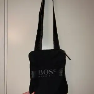 Hugo boss väska som är använd men de är inga hål eller så.
