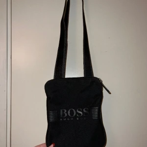 hugo boss väska - Hugo boss väska som är använd men de är inga hål eller så.