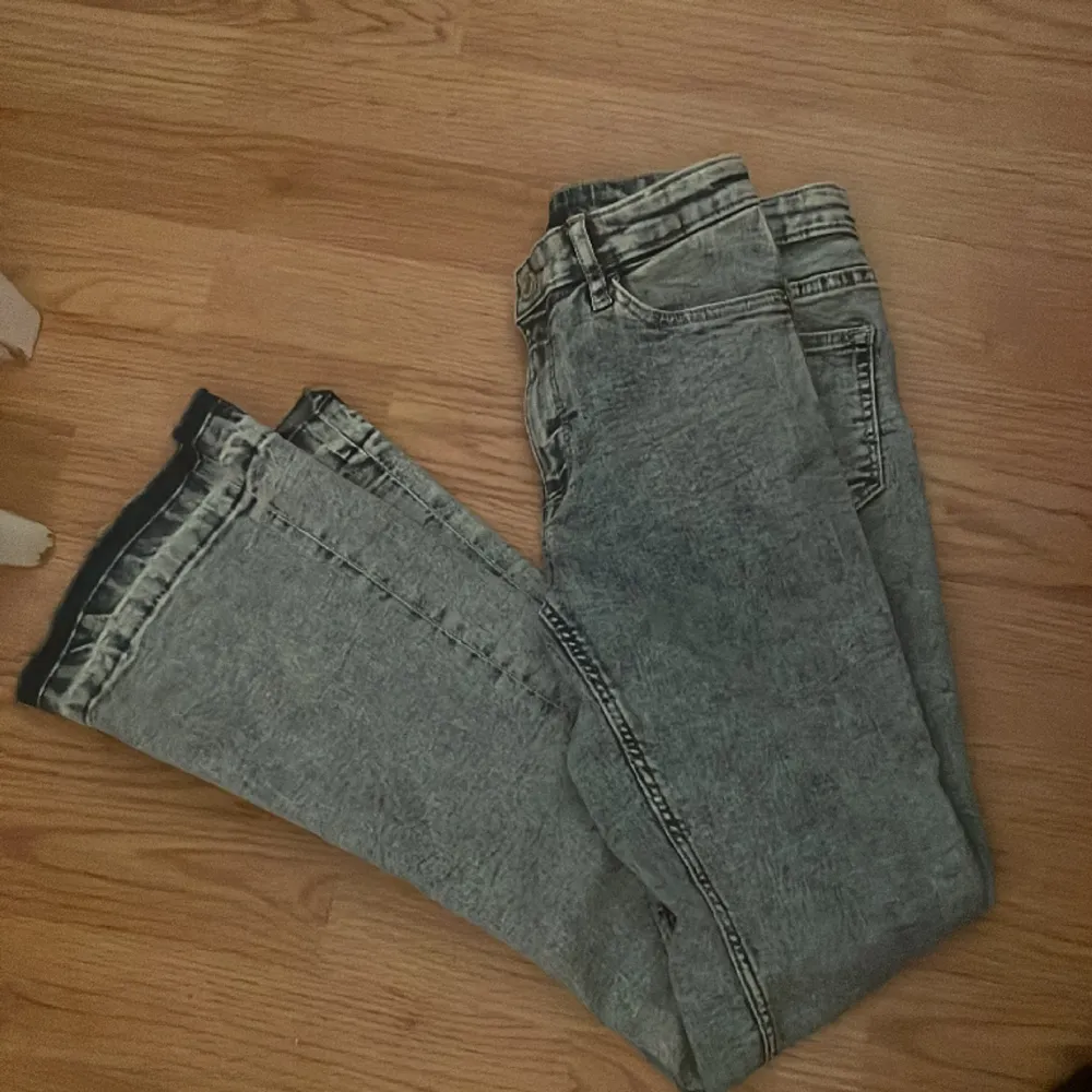 Flared low waist Jeans i storlek 146-. Jeans & Byxor.