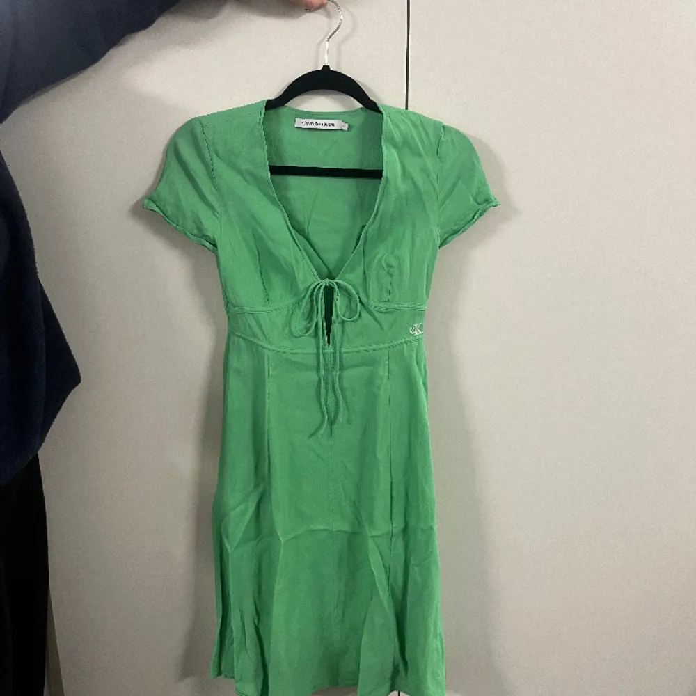 Grön klänning från Calvin Klein, använd en gång. Nypris 1400kr. Klänningar.