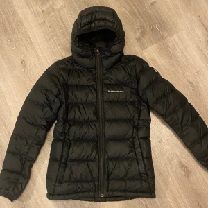 Peak Performance Jacka  - Lite tunnare dunjacka, Peak i storlek XS, använd 2 vintrar men ändå bra skick💕 Säljer för att jag har vuxit ur den. 
