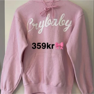 Melanie Martinez - CRYBABY Hoodie - Jätte söt Rosa CRYBABY Hoodie köpt på en Melanie Martinez konsert 2017. Knappt använd men är nopprig.    • Orignalpris: 600 kr