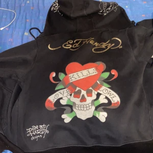 Ed hardy hoodie - Säljer min ed hardy zip up då den inte kommer till användning 