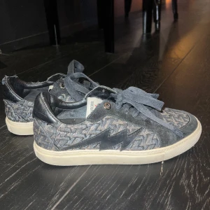 Zadig skor - Säljer mina Zadig skor i storlek 37. Skorna är inte så slitna men min hund har bitit lite på de där bak.